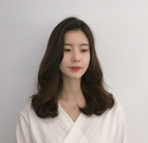 成熟优雅的三七分八字刘海气质美女图片 4