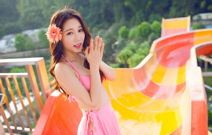 水上乐园的小姐姐粉红色泳衣美女图片 4