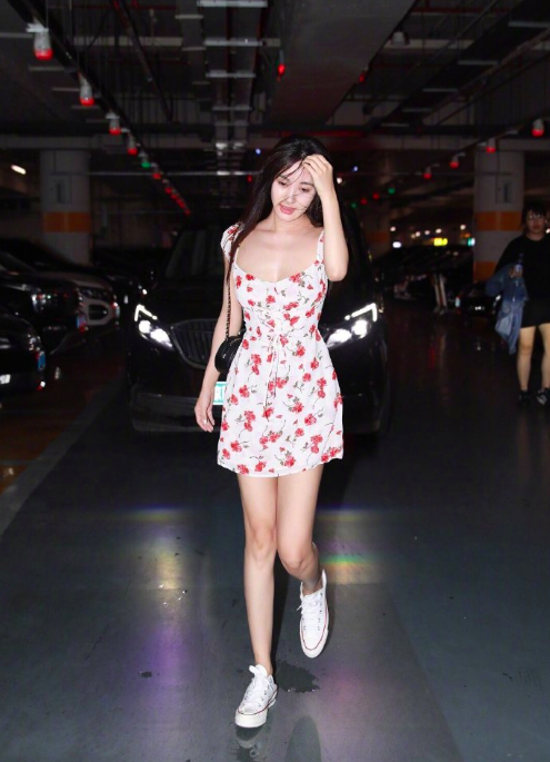 中国美女图片 内地女明星李菲儿碎花连衣裙街拍 3
