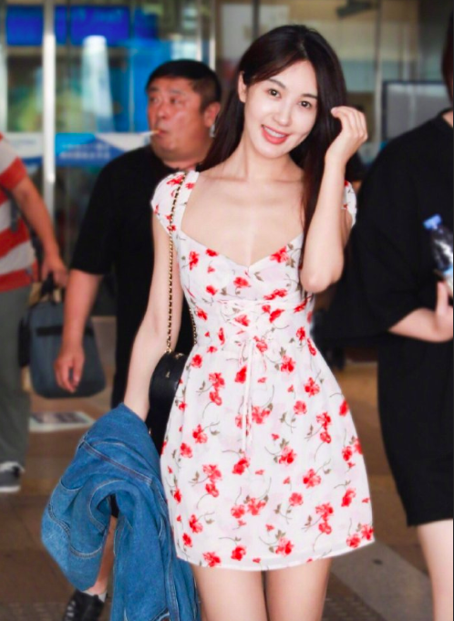 中国美女图片 内地女明星李菲儿碎花连衣裙街拍 4