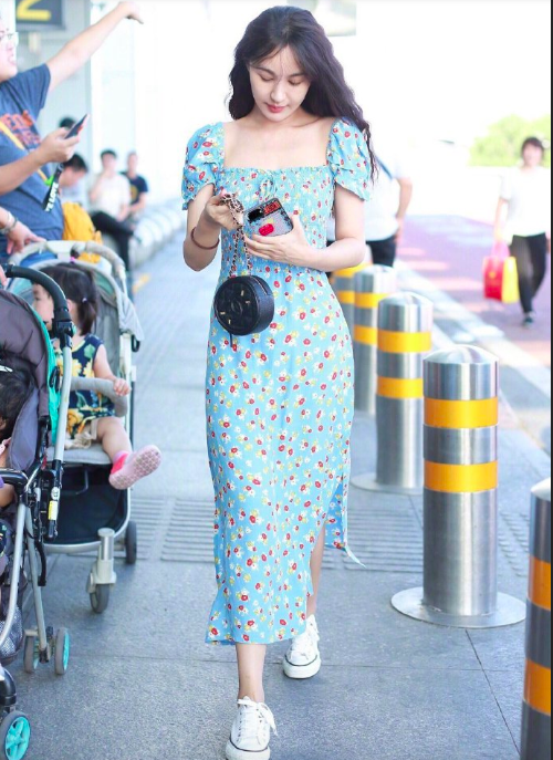 中国美女图片 内地女明星李菲儿碎花连衣裙街拍 7