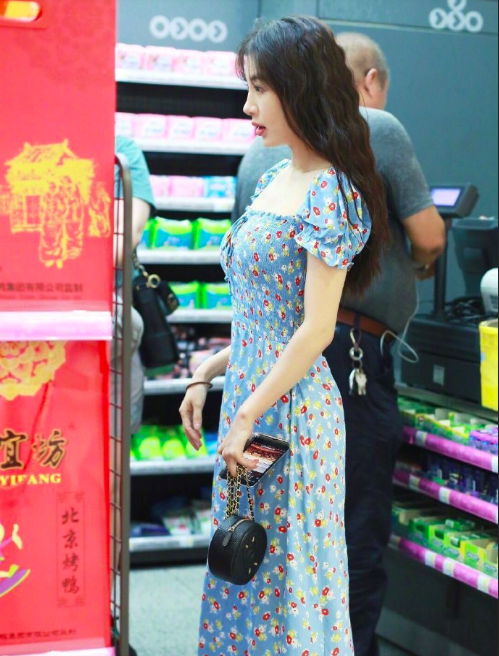 中国美女图片 内地女明星李菲儿碎花连衣裙街拍 9