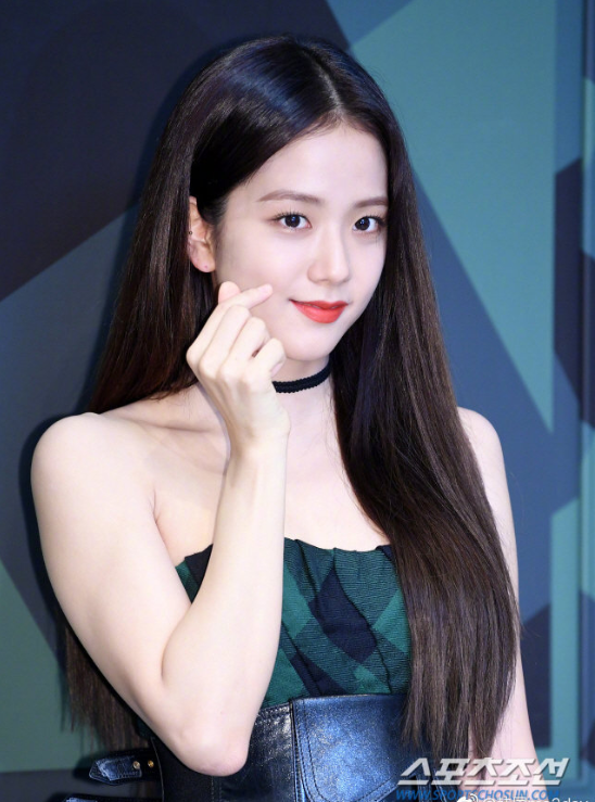 韩国美女图片 女团blackpink金智秀抹胸裙出席活动 2