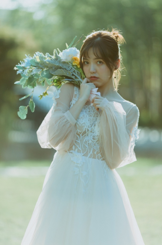 清纯美女毛省曈白色婚纱图片 12