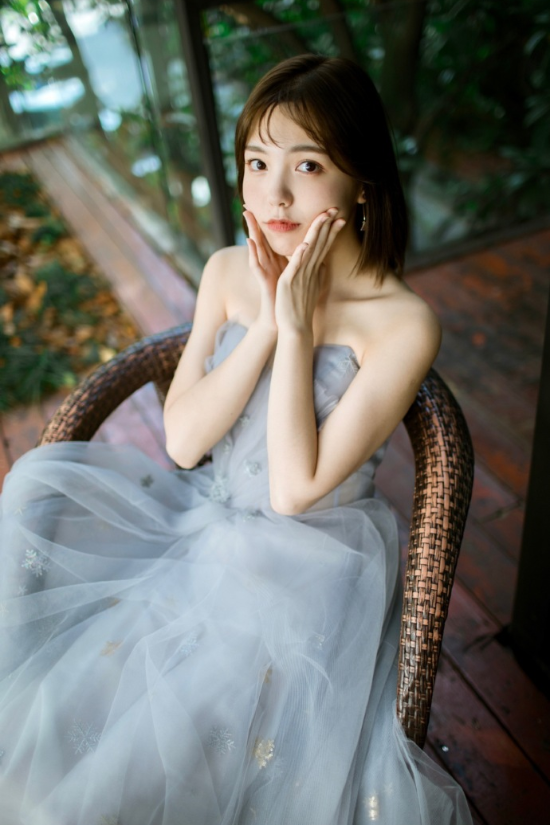 短发美女毛省曈灰色婚纱照写真图片 2