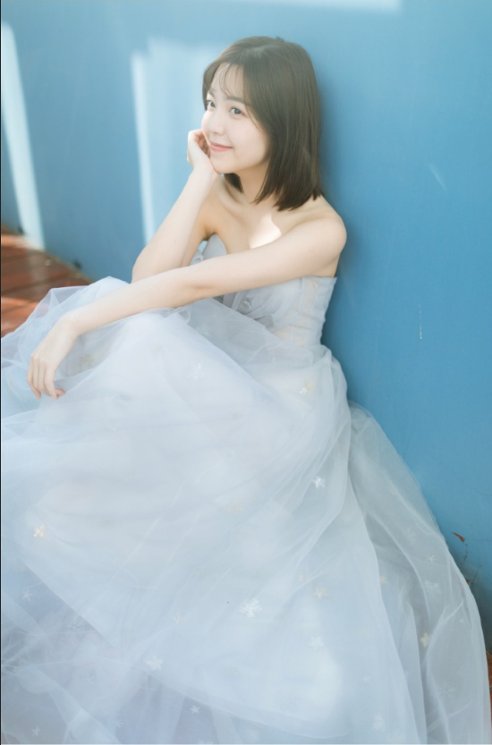 短发美女毛省曈灰色婚纱照写真图片 4
