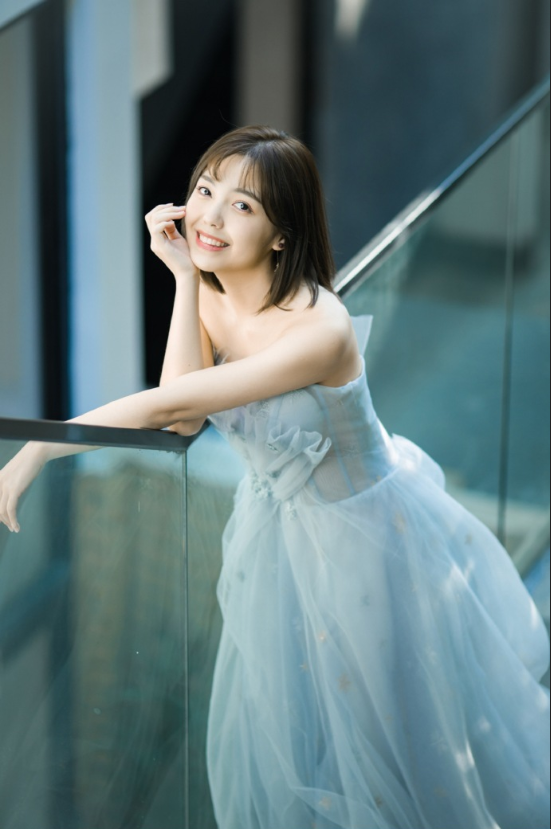短发美女毛省曈灰色婚纱照写真图片 5