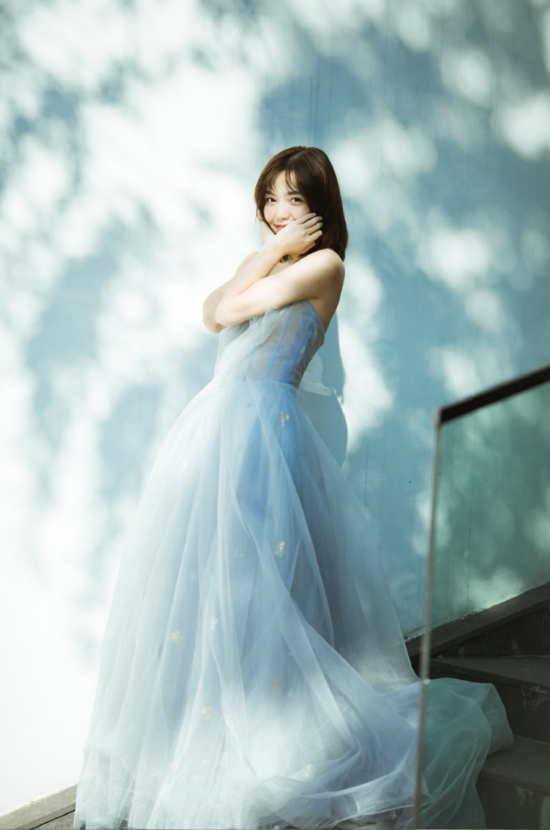 短发美女毛省曈灰色婚纱照写真图片 6