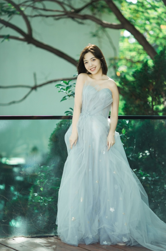 短发美女毛省曈灰色婚纱照写真图片 7
