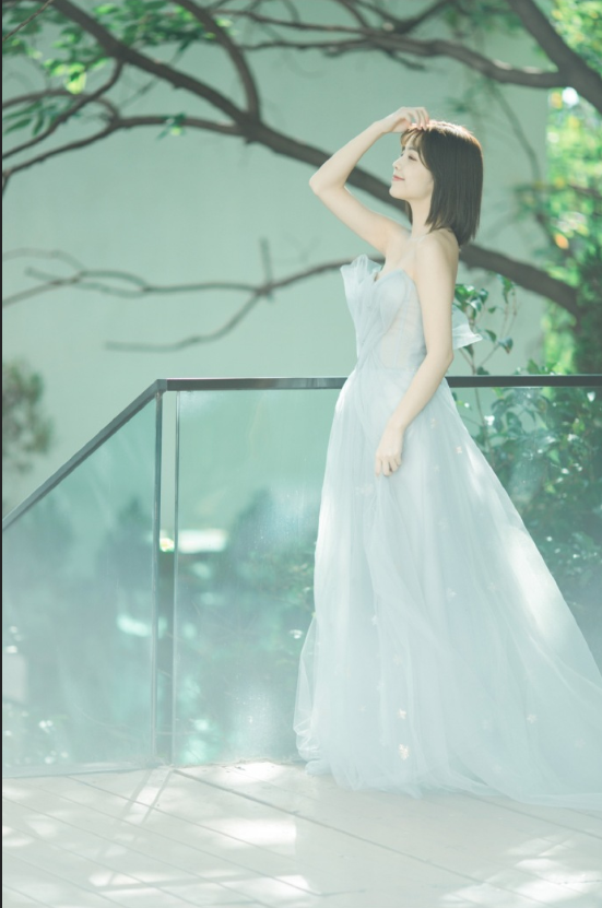 短发美女毛省曈灰色婚纱照写真图片 8