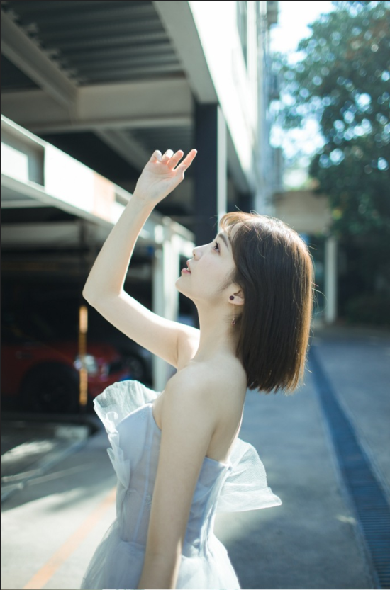短发美女毛省曈灰色婚纱照写真图片 9