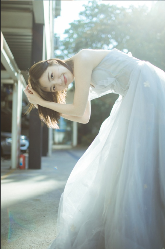 短发美女毛省曈灰色婚纱照写真图片 10