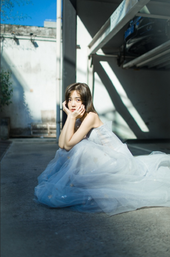 短发美女毛省曈灰色婚纱照写真图片 11