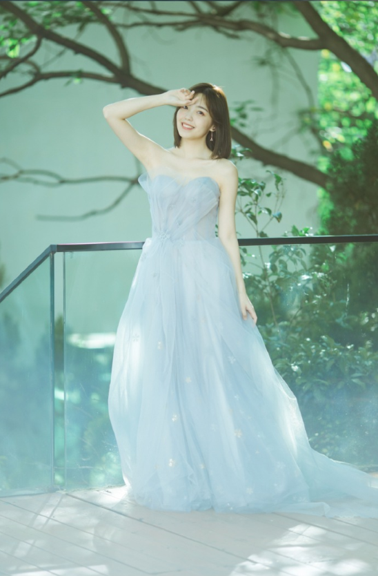 短发美女毛省曈灰色婚纱照写真图片 12
