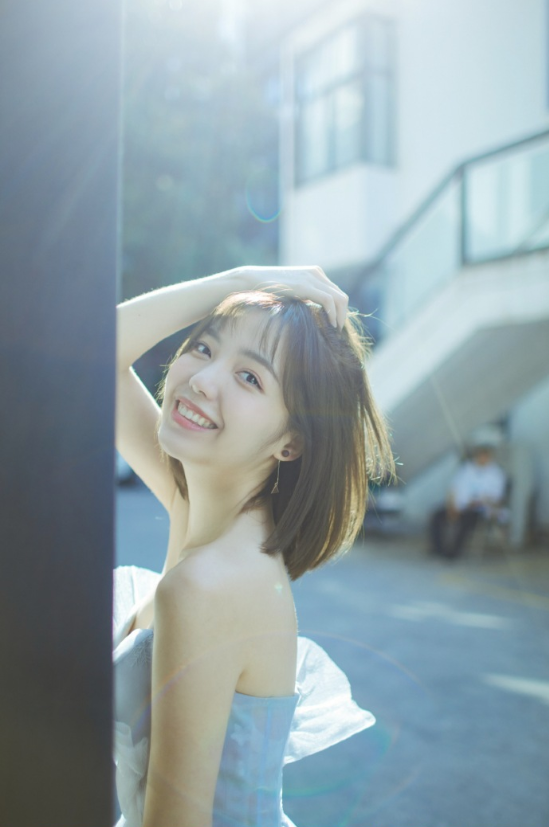 短发美女毛省曈灰色婚纱照写真图片 13