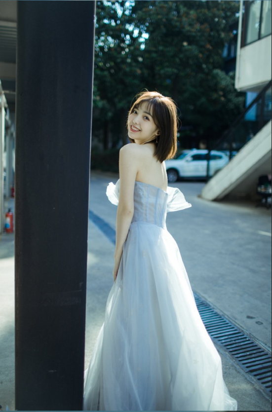 短发美女毛省曈灰色婚纱照写真图片 15