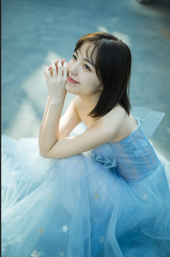 短发美女毛省曈灰色婚纱照写真图片 16