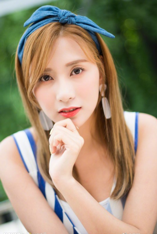 韩国女歌手吴夏荣高清照片 2