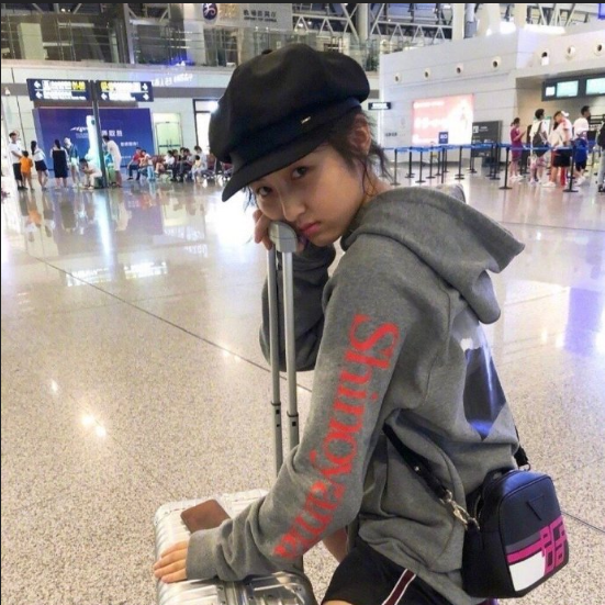 童星小美女图片 内地女演员张子枫穿搭合辑图片 5
