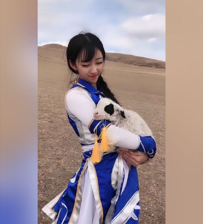 蒙古美女图片 瓜子脸美女抱羊图片 2