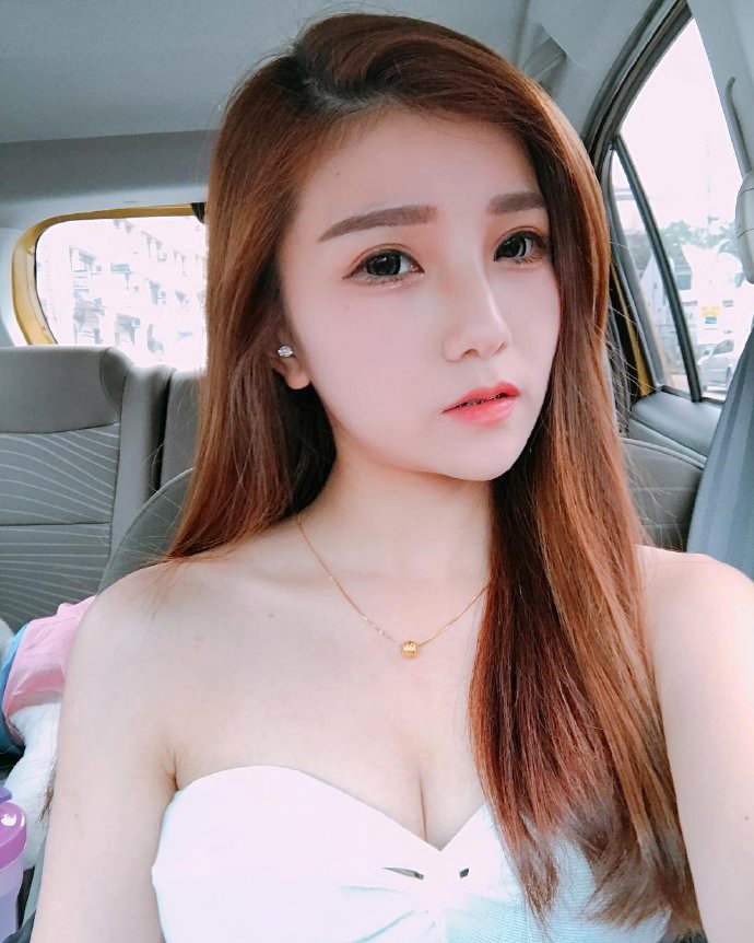 半露酥胸美女自拍图片