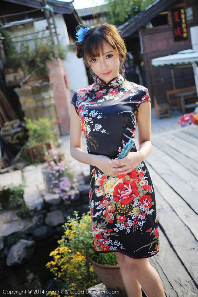 古村落的旗袍美女图片 2