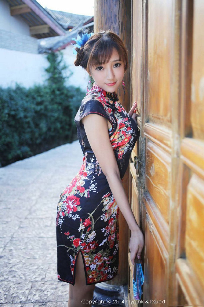 古村落的旗袍美女图片 3