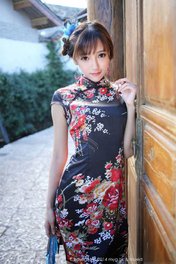 古村落的旗袍美女图片 5