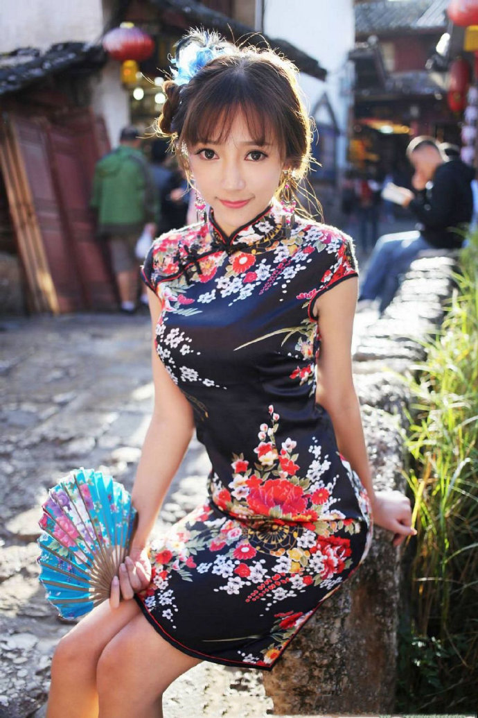 古村落的旗袍美女图片 9