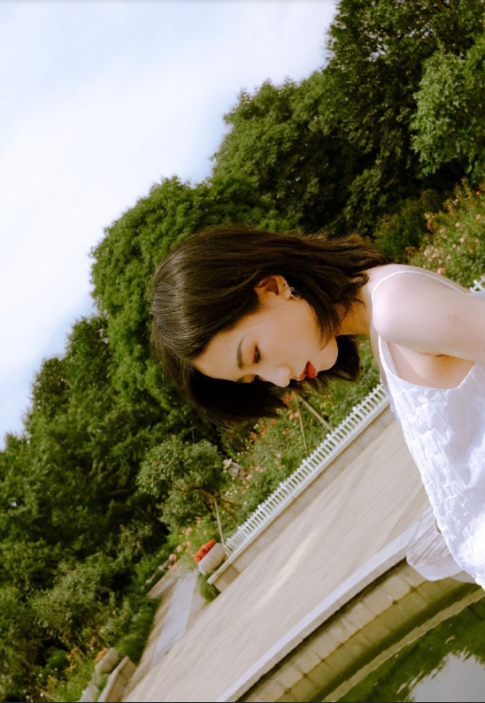 短发清纯美女田园写真图片 2