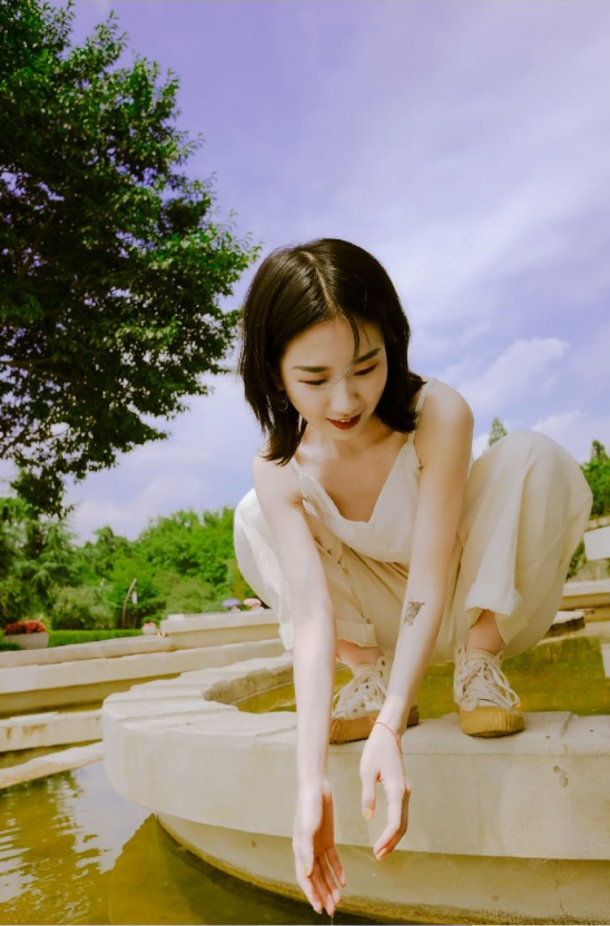 短发清纯美女田园写真图片 3