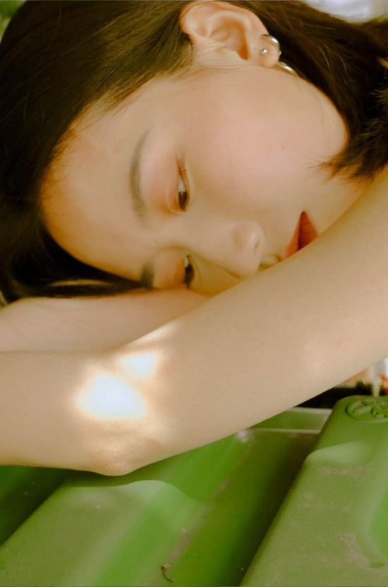 短发清纯美女田园写真图片 4