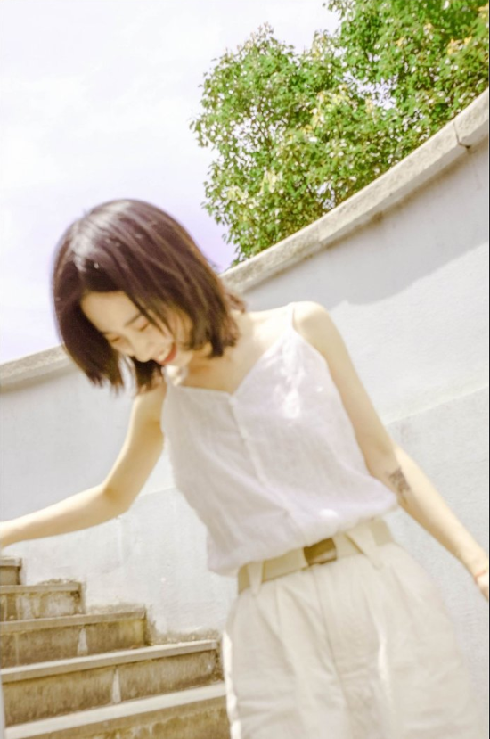 短发清纯美女田园写真图片 6