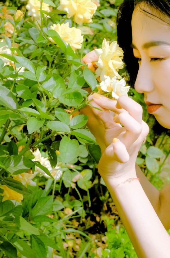 短发清纯美女田园写真图片 9