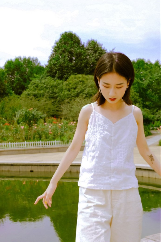 短发清纯美女田园写真图片 10