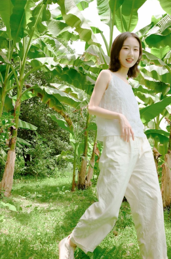 短发清纯美女田园写真图片 12