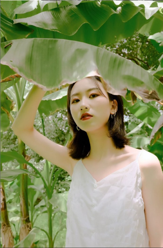短发清纯美女田园写真图片 13