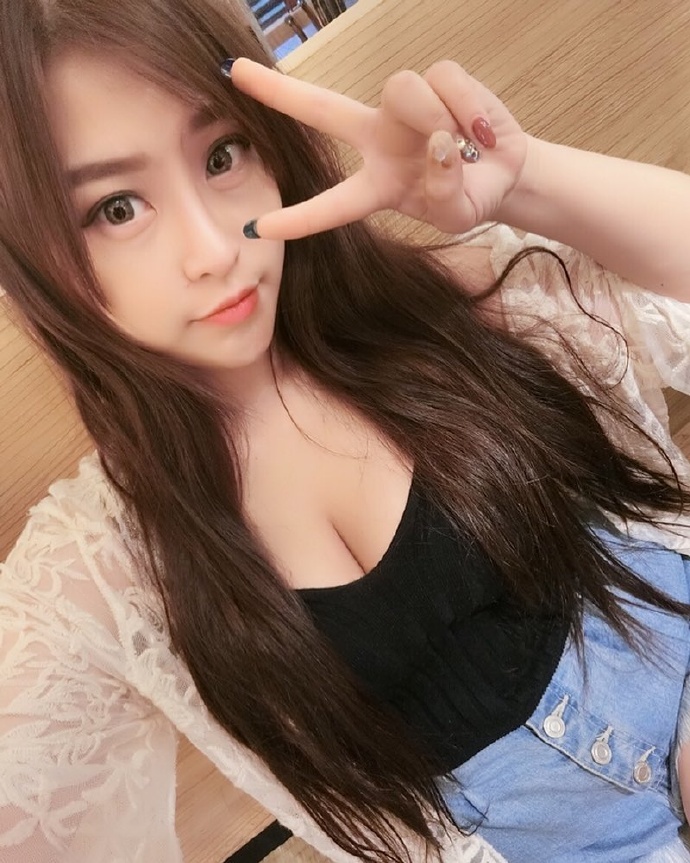 元气美少女自拍照迷人的乳沟图片
