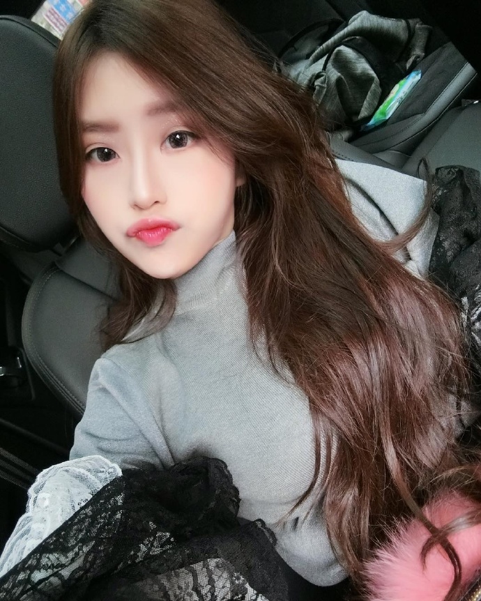 元气美少女自拍照迷人的乳沟图片 3
