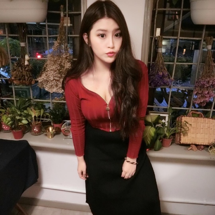 元气美少女自拍照迷人的乳沟图片 5