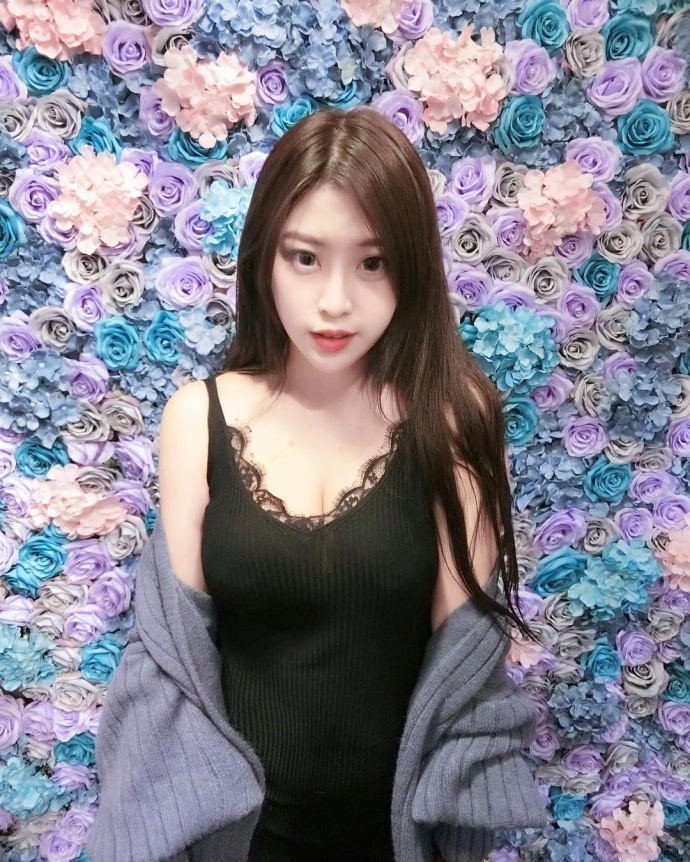 元气美少女自拍照迷人的乳沟图片 7