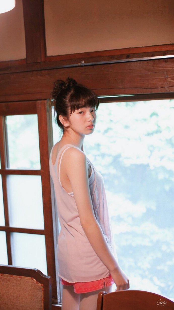 权志龙绯闻女友日本模特小松菜奈夏日写真图片 2