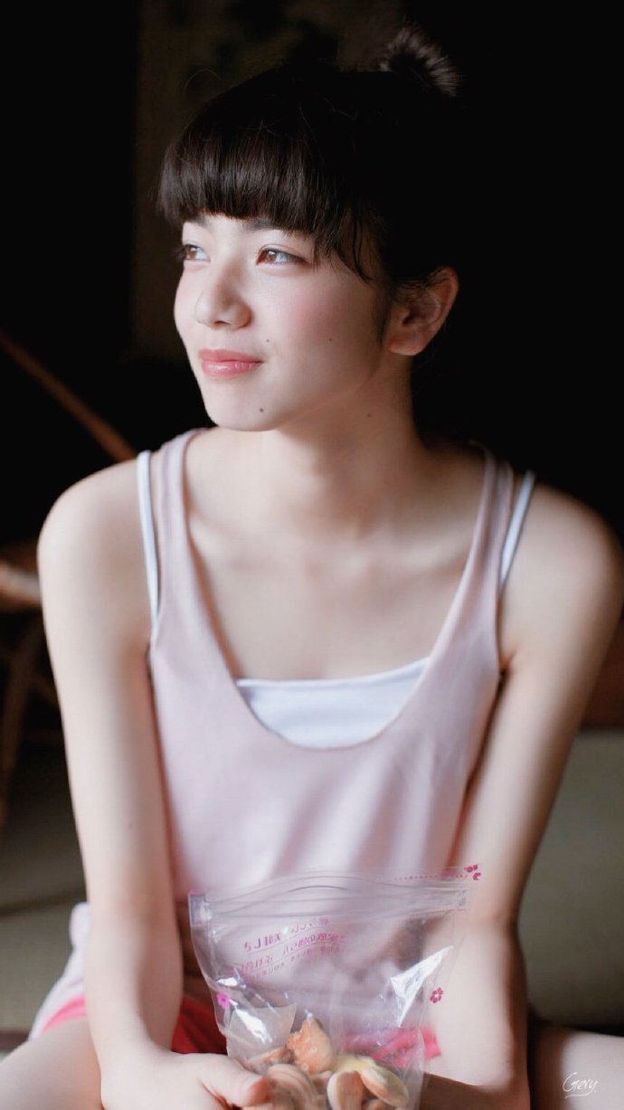 权志龙绯闻女友日本模特小松菜奈夏日写真图片 5