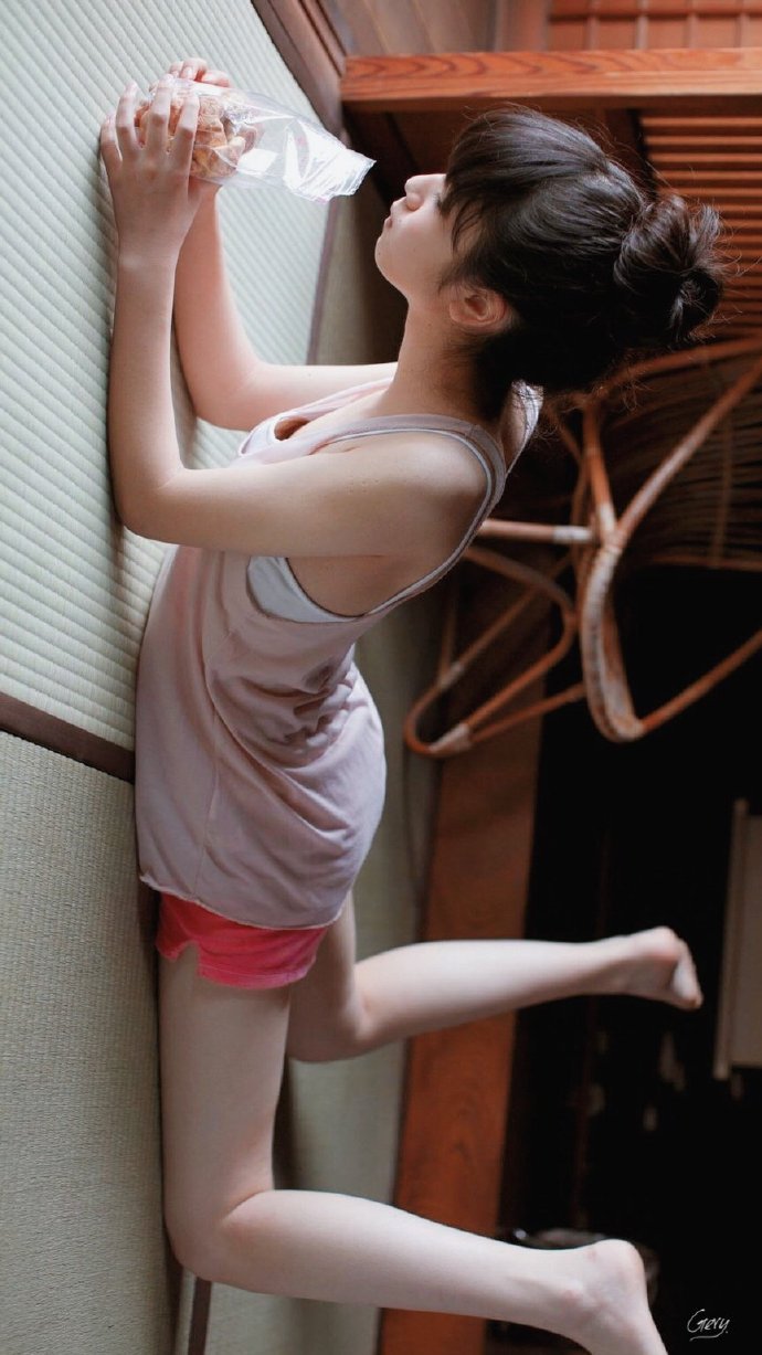 权志龙绯闻女友日本模特小松菜奈夏日写真图片 6