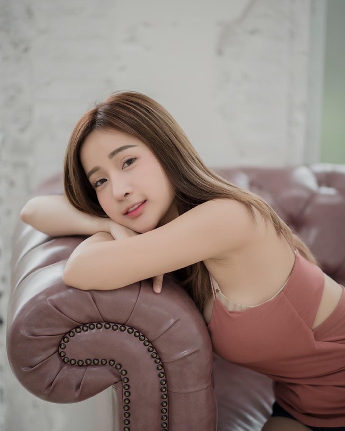 白皙的甜美少女幸福笑容图片 3