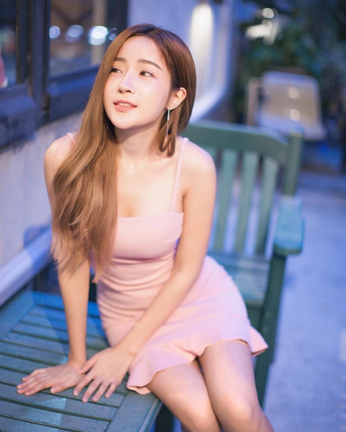 白皙的甜美少女幸福笑容图片 4