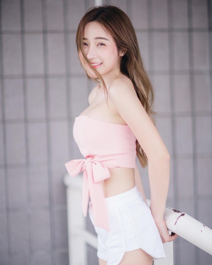 白皙的甜美少女幸福笑容图片 6