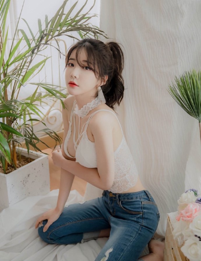 白色吊带搭配牛仔裤可爱美女图片