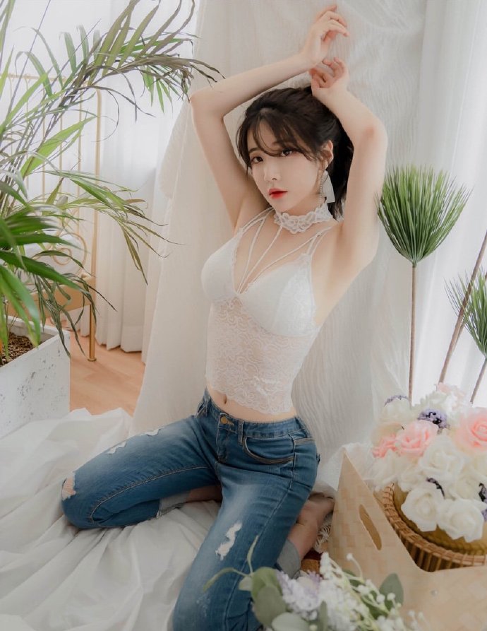 白色吊带搭配牛仔裤可爱美女图片 2