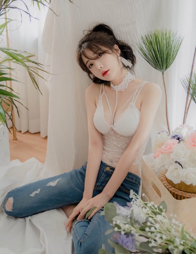 白色吊带搭配牛仔裤可爱美女图片 4